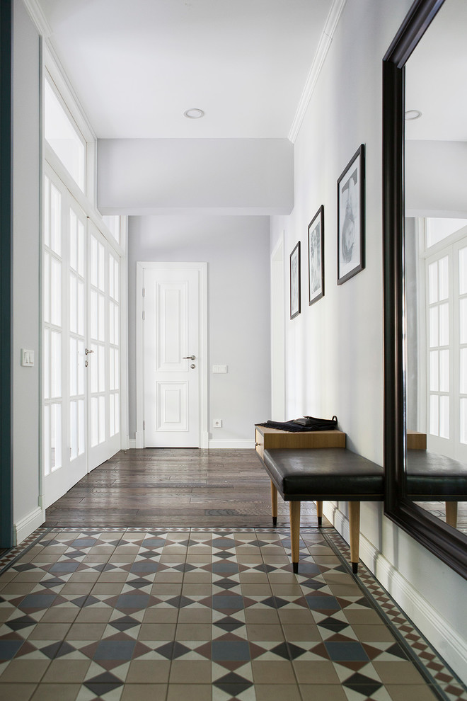 Идея дизайна: коридор в стиле неоклассика (современная классика) с белыми стенами и коричневым полом