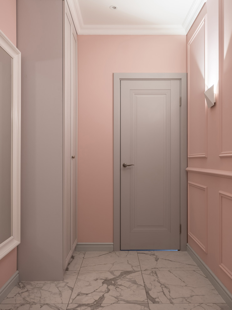 モスクワにある低価格の小さなコンテンポラリースタイルのおしゃれな廊下 (ピンクの壁、磁器タイルの床、グレーの床) の写真