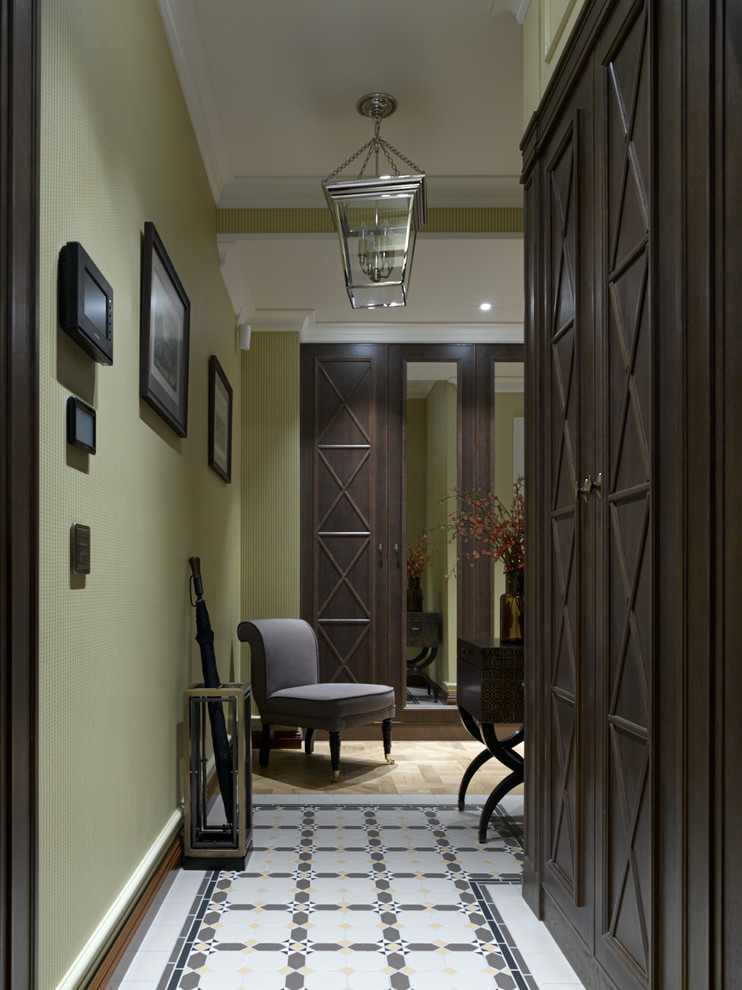 На фото: коридор в классическом стиле с полом из керамической плитки и зелеными стенами с