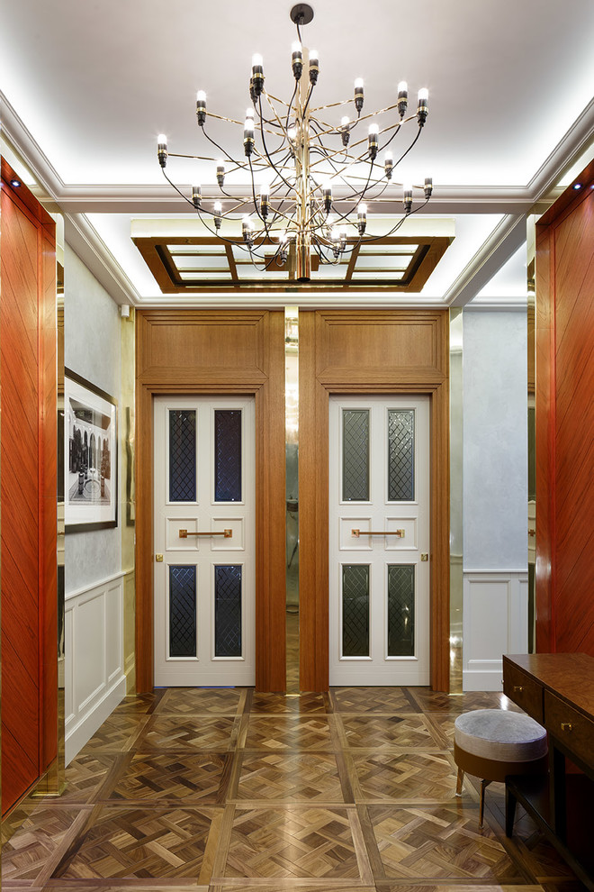 Свежая идея для дизайна: коридор в стиле неоклассика (современная классика) с паркетным полом среднего тона и коричневым полом - отличное фото интерьера