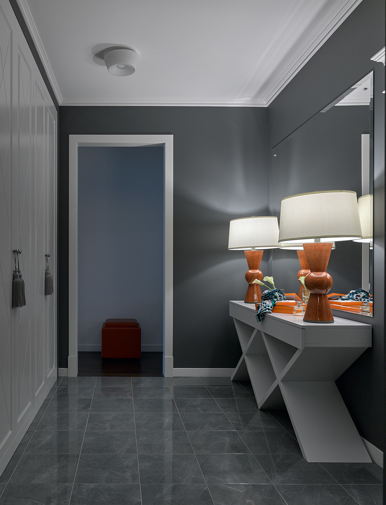 На фото: коридор: освещение в стиле неоклассика (современная классика) с серыми стенами с
