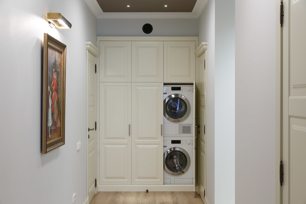 Idee per una grande lavanderia tradizionale con pareti grigie, pavimento in laminato e pavimento beige