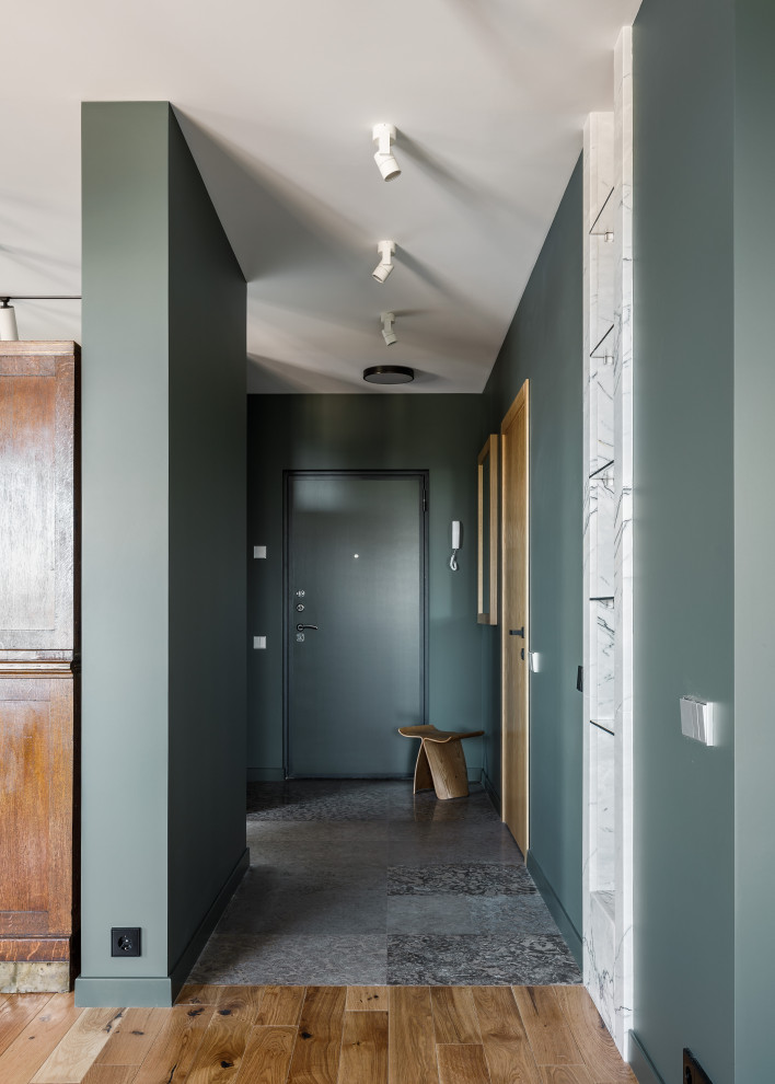 Стильный дизайн: коридор в современном стиле с зелеными стенами - последний тренд