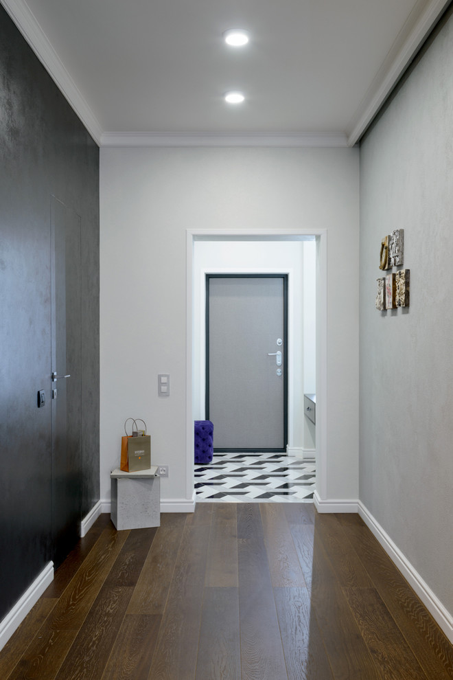 Стильный дизайн: коридор в современном стиле с серыми стенами и темным паркетным полом - последний тренд