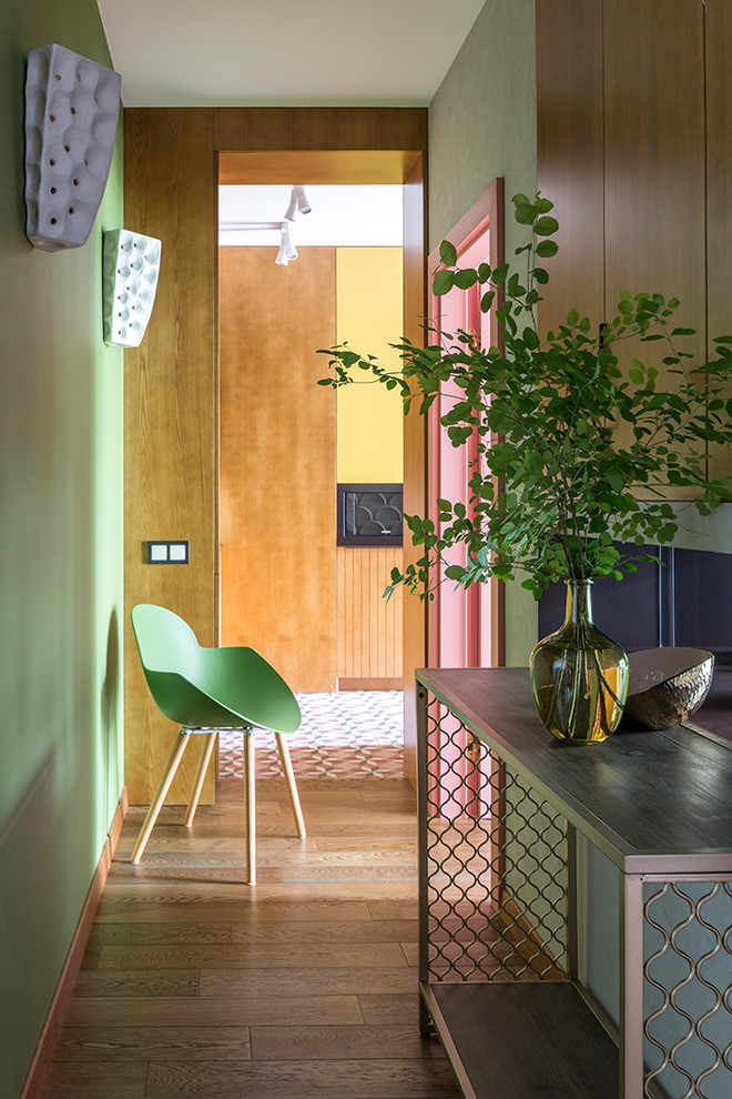 Свежая идея для дизайна: коридор в стиле фьюжн с зелеными стенами, паркетным полом среднего тона и коричневым полом - отличное фото интерьера