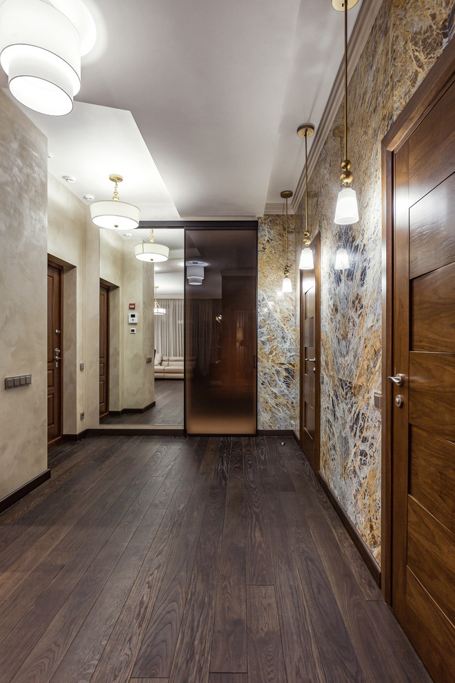 Foto de recibidores y pasillos de tamaño medio con paredes azules, suelo de madera oscura y suelo marrón