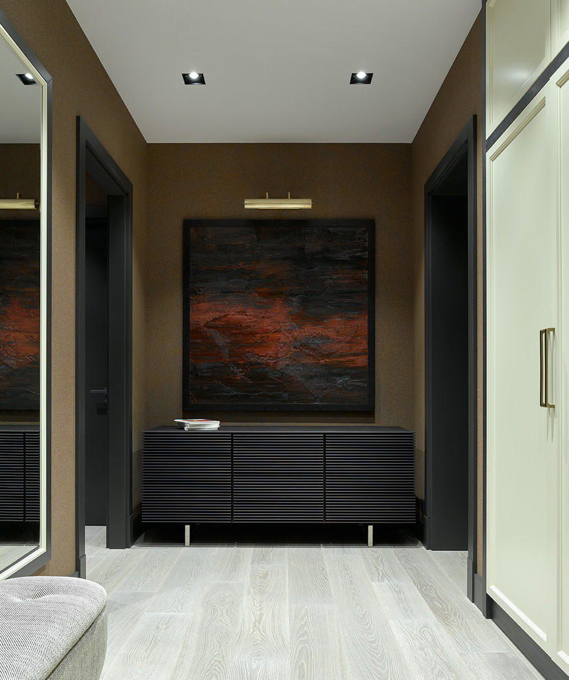 Ispirazione per un ingresso o corridoio contemporaneo con pareti marroni, parquet chiaro e pavimento grigio