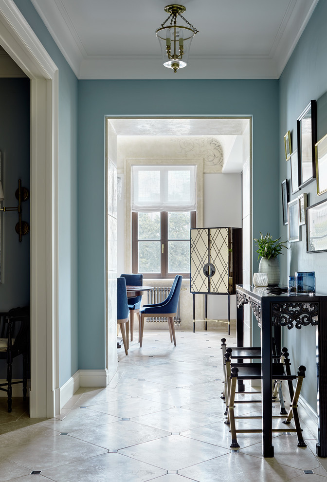 Идея дизайна: коридор в стиле неоклассика (современная классика) с синими стенами, полом из травертина и бежевым полом