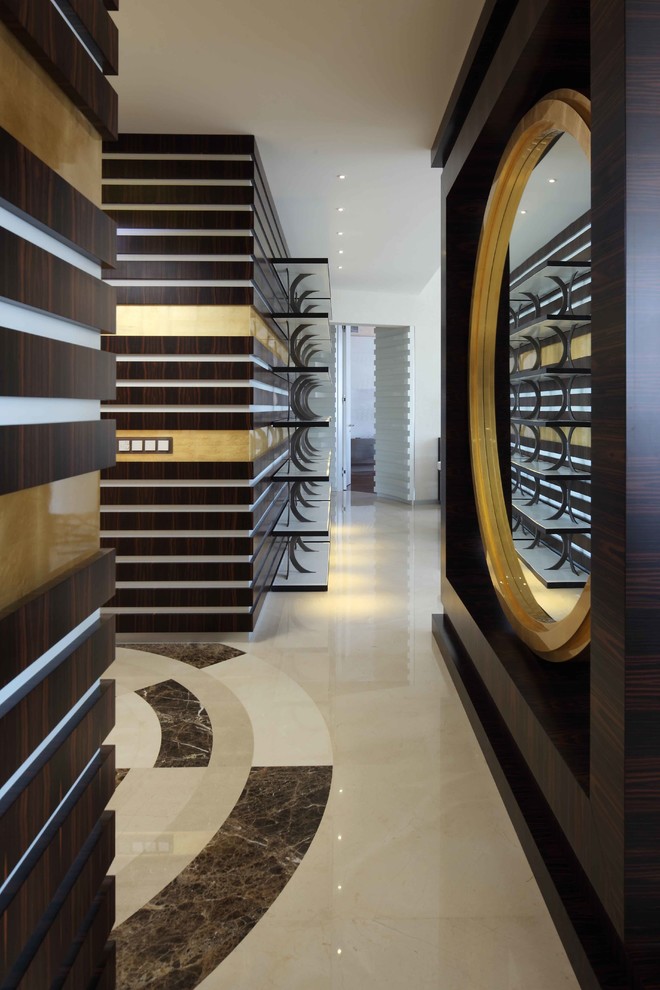 Свежая идея для дизайна: большой коридор в современном стиле с коричневыми стенами - отличное фото интерьера
