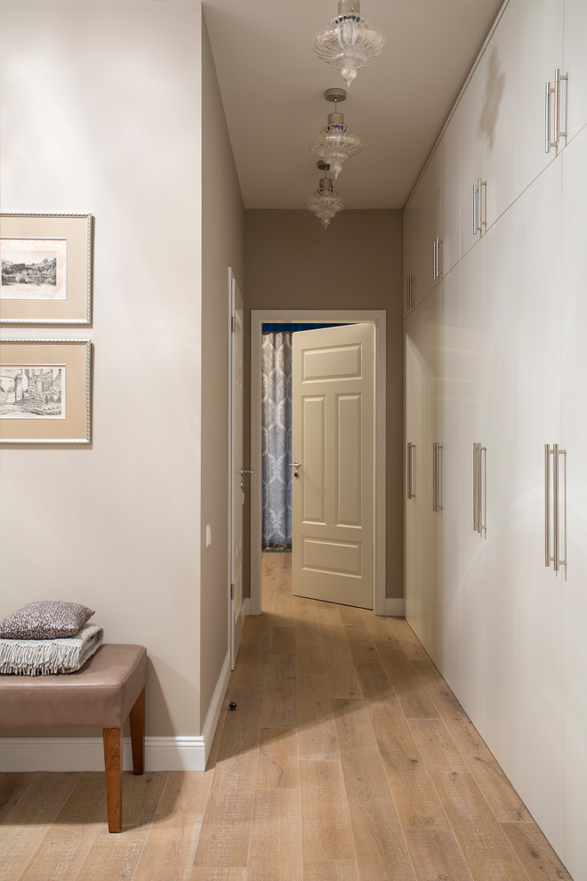 Источник вдохновения для домашнего уюта: коридор в стиле неоклассика (современная классика) с бежевыми стенами и светлым паркетным полом