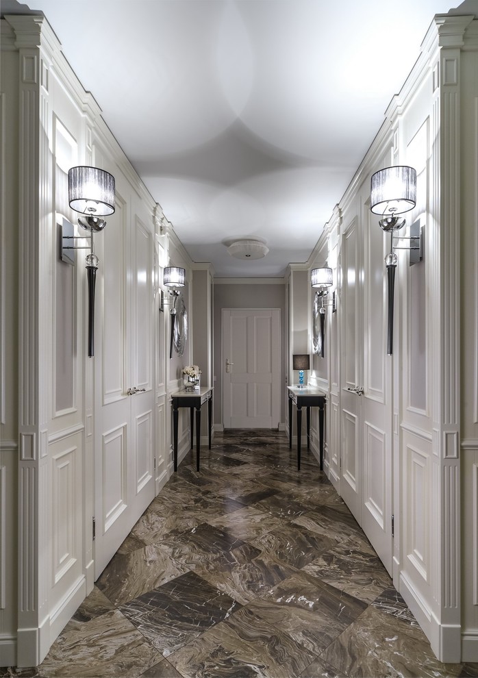 На фото: узкий коридор в классическом стиле