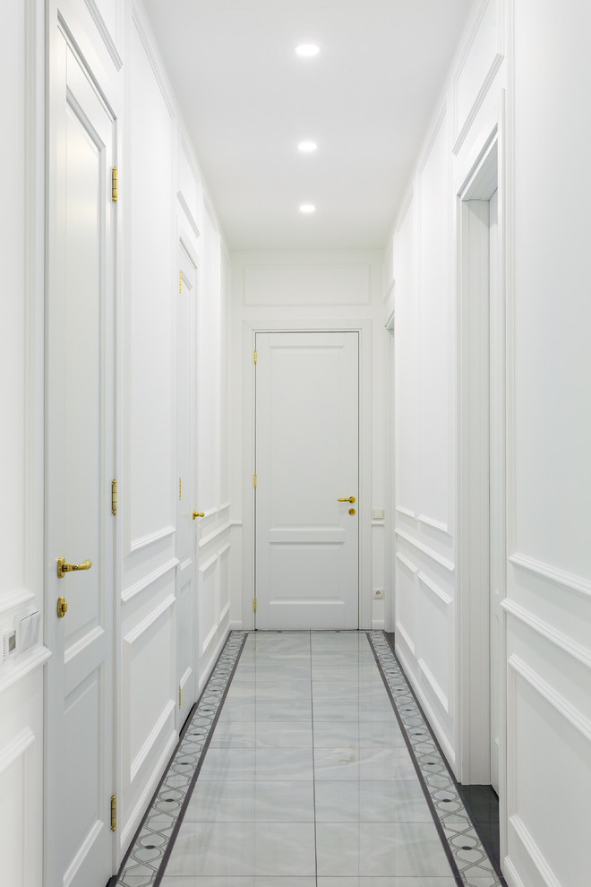 Источник вдохновения для домашнего уюта: коридор в современном стиле с белыми стенами и белым полом