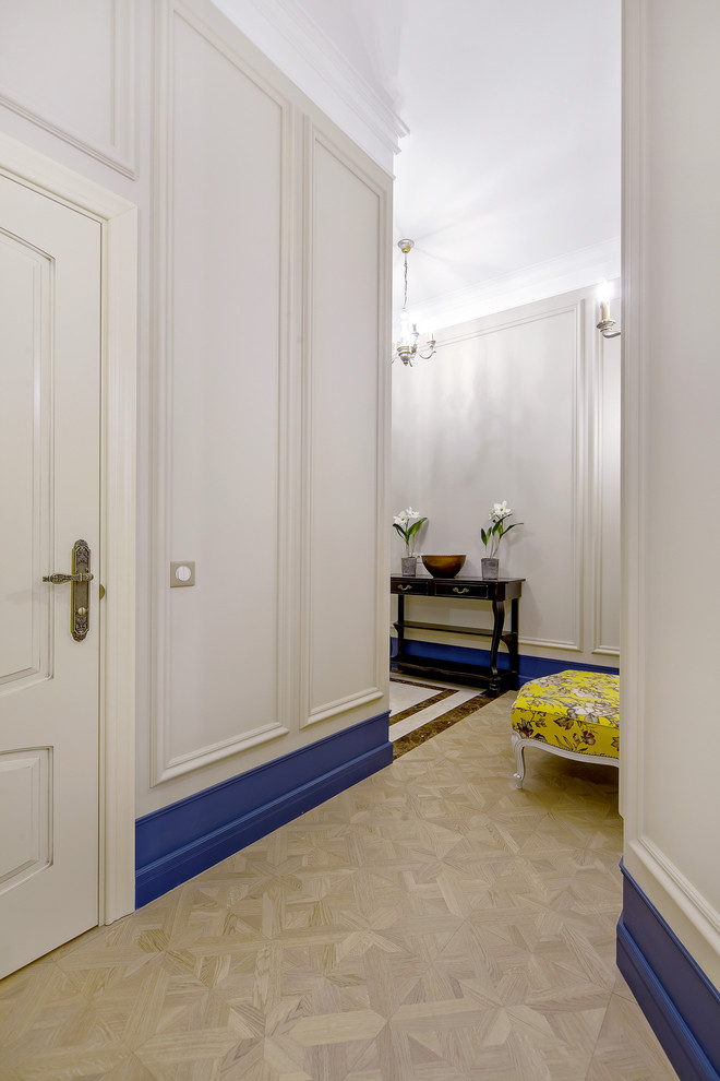 Пример оригинального дизайна: коридор в классическом стиле с серыми стенами и светлым паркетным полом