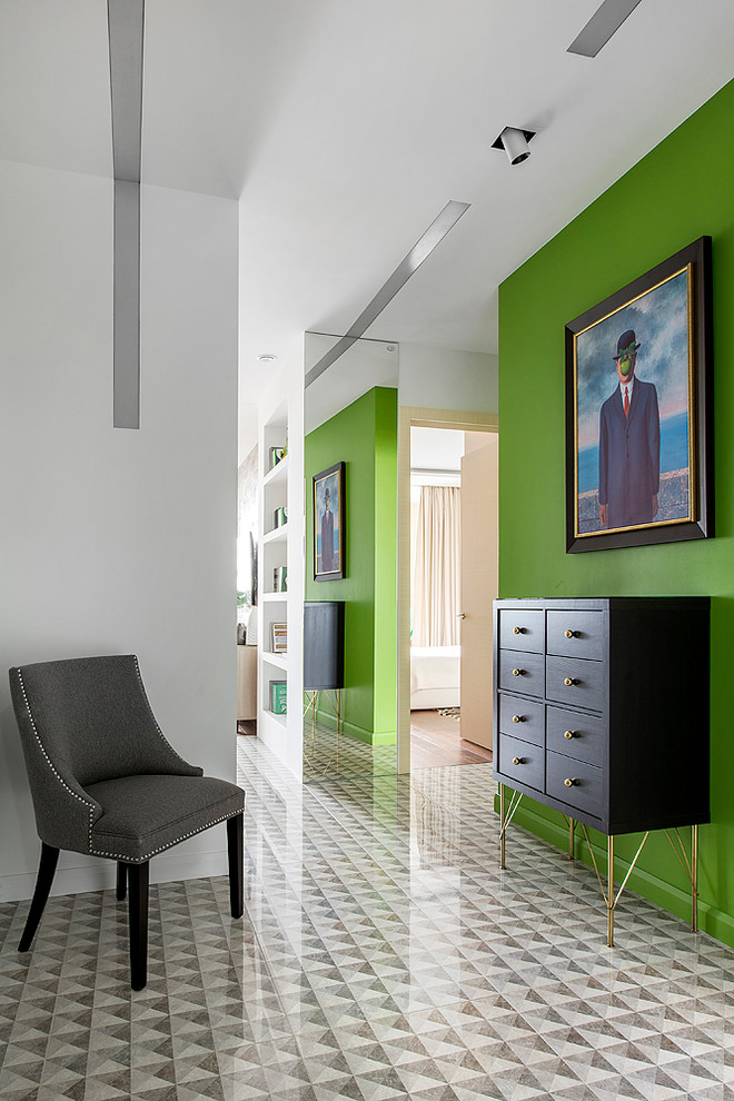 Ispirazione per un ingresso o corridoio minimal di medie dimensioni con pareti verdi