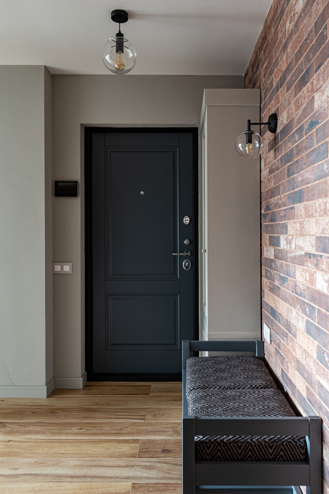 Пример оригинального дизайна: коридор среднего размера в современном стиле с белыми стенами, полом из ламината, коричневым полом и панелями на части стены