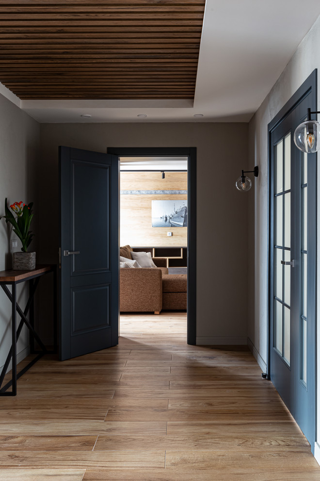 Источник вдохновения для домашнего уюта: коридор среднего размера в современном стиле с белыми стенами, полом из ламината, коричневым полом, деревянным потолком и панелями на части стены