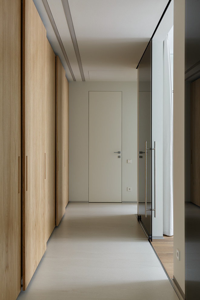 Источник вдохновения для домашнего уюта: коридор: освещение в современном стиле с белыми стенами, полом из керамогранита и серым полом