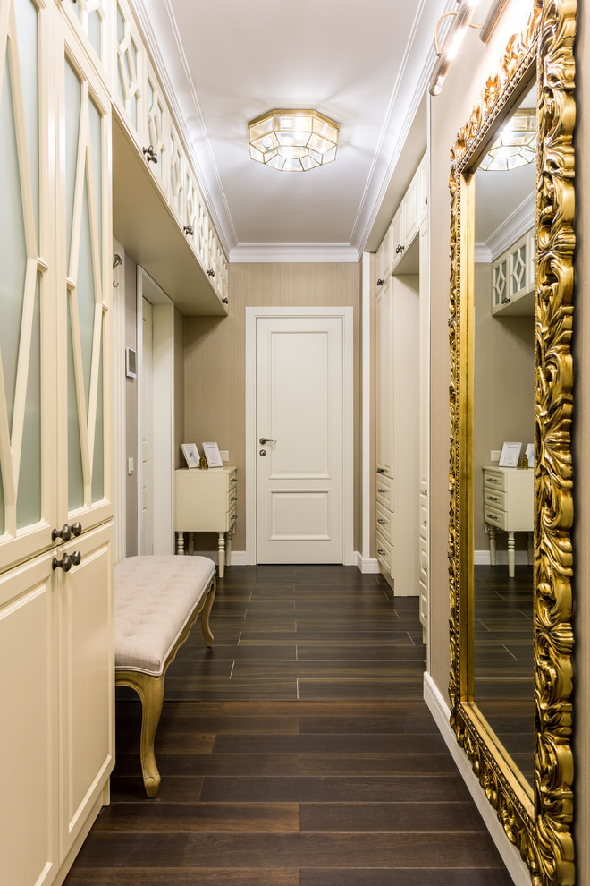 Foto di un ingresso o corridoio classico con pareti beige, parquet scuro e pavimento marrone