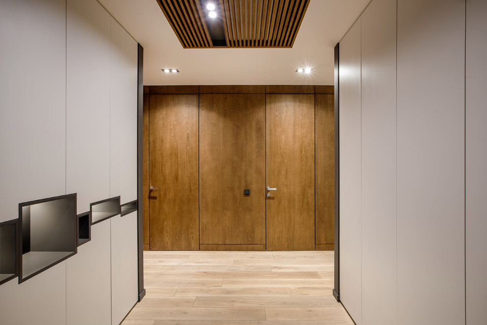 Идея дизайна: коридор среднего размера в современном стиле с серыми стенами и паркетным полом среднего тона