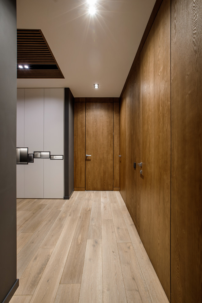 На фото: коридор среднего размера в современном стиле с серыми стенами и паркетным полом среднего тона