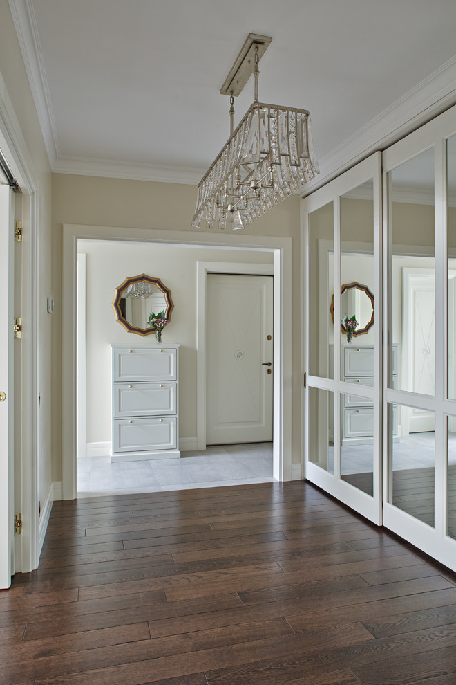 Inspiration pour un couloir traditionnel avec un mur blanc et parquet foncé.