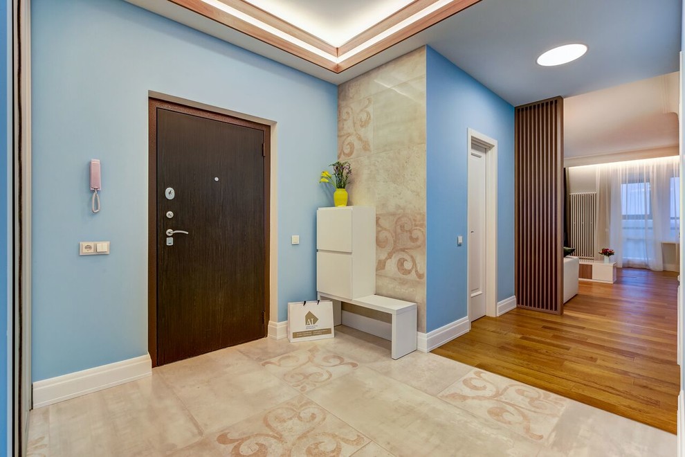 Идея дизайна: коридор среднего размера в стиле неоклассика (современная классика) с синими стенами