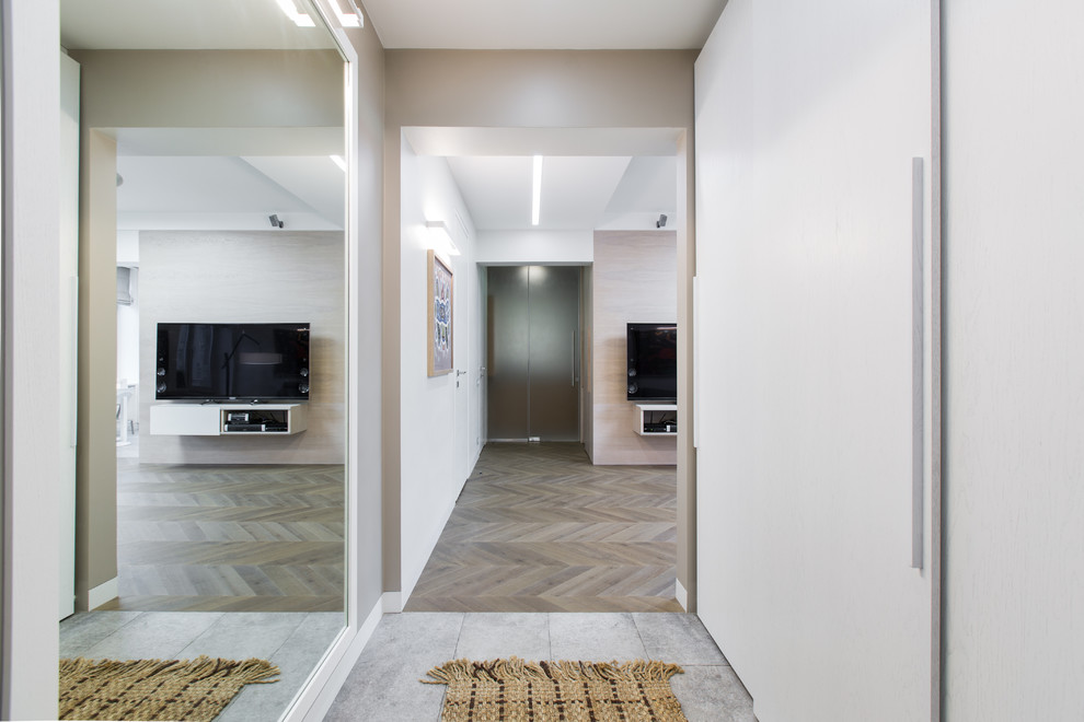 Источник вдохновения для домашнего уюта: коридор среднего размера в скандинавском стиле с серыми стенами и полом из керамогранита