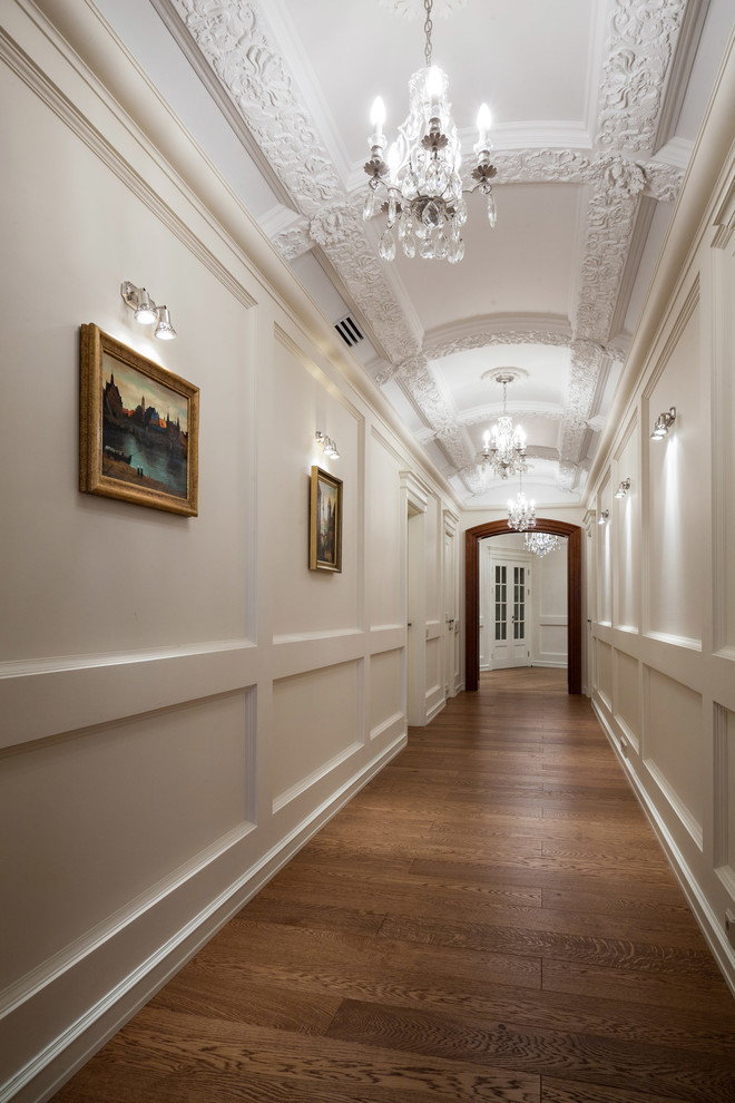 Свежая идея для дизайна: большой коридор в классическом стиле с бежевыми стенами и паркетным полом среднего тона - отличное фото интерьера