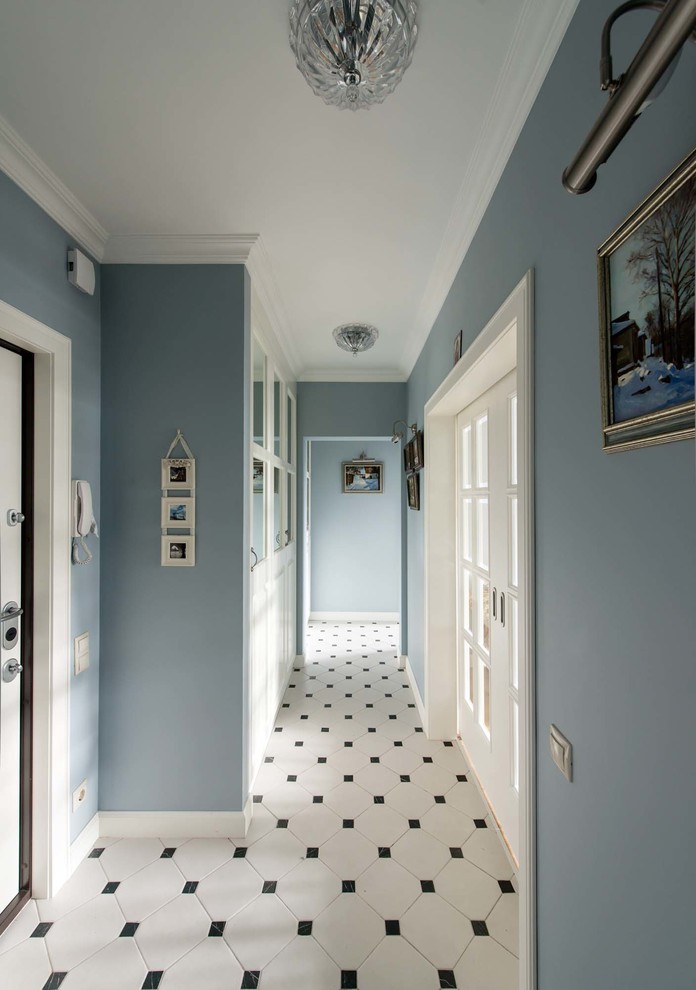 Idée de décoration pour un couloir tradition avec un mur bleu.