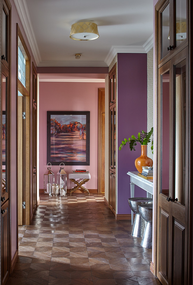 Foto de recibidores y pasillos eclécticos con paredes multicolor y suelo de madera oscura