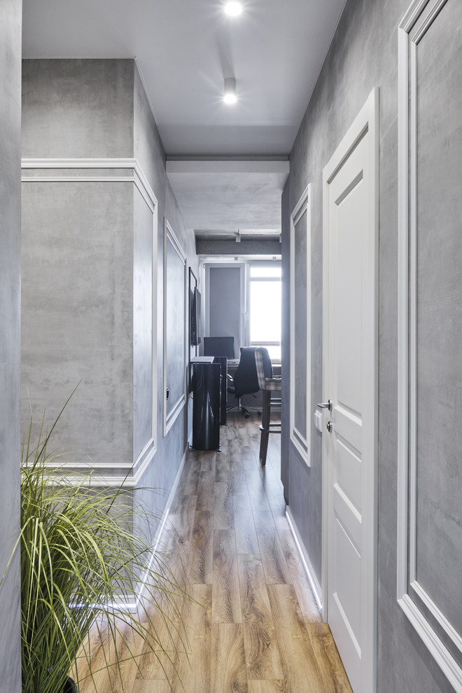 Свежая идея для дизайна: маленький коридор в стиле лофт с серыми стенами, полом из ламината и бежевым полом для на участке и в саду - отличное фото интерьера