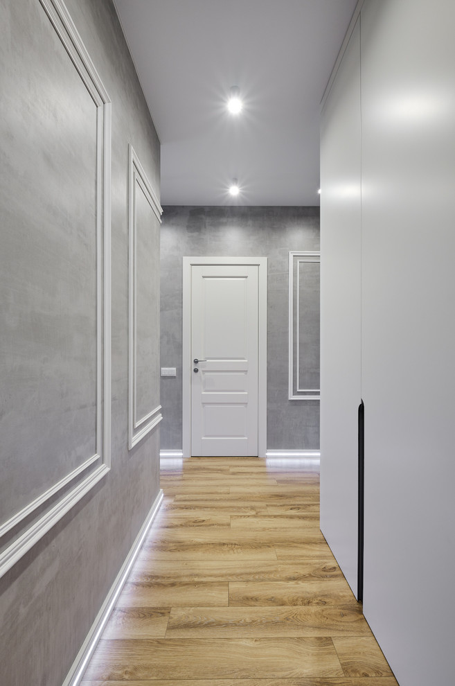 Идея дизайна: маленький коридор в стиле лофт с серыми стенами, полом из ламината и бежевым полом для на участке и в саду