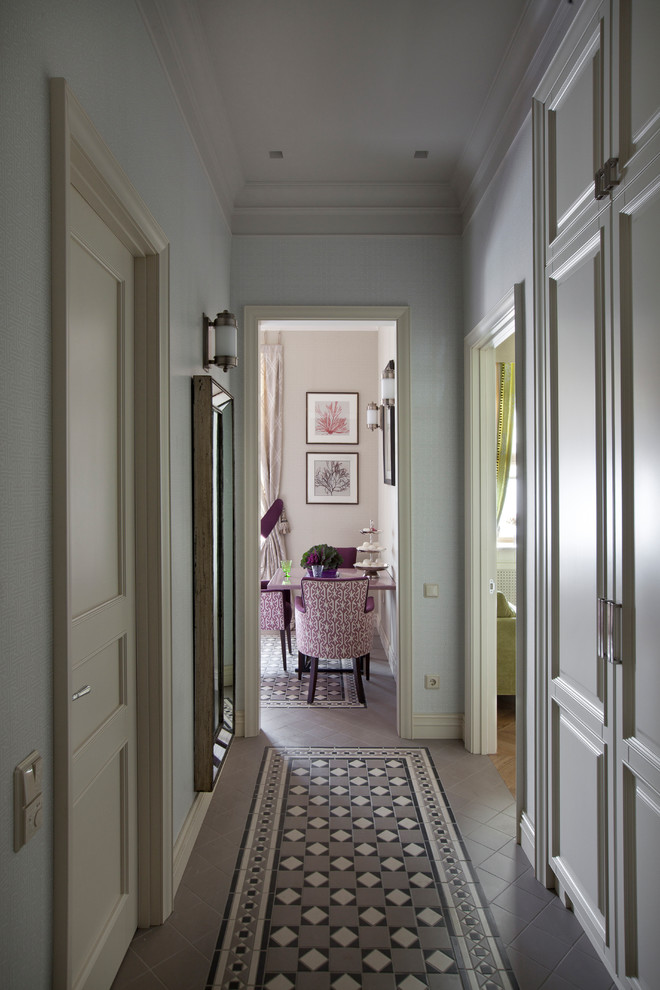Источник вдохновения для домашнего уюта: узкий коридор в классическом стиле с белыми стенами и полом из керамической плитки