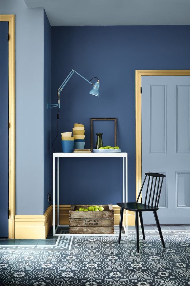 На фото: коридор в стиле неоклассика (современная классика) с синими стенами и синим полом