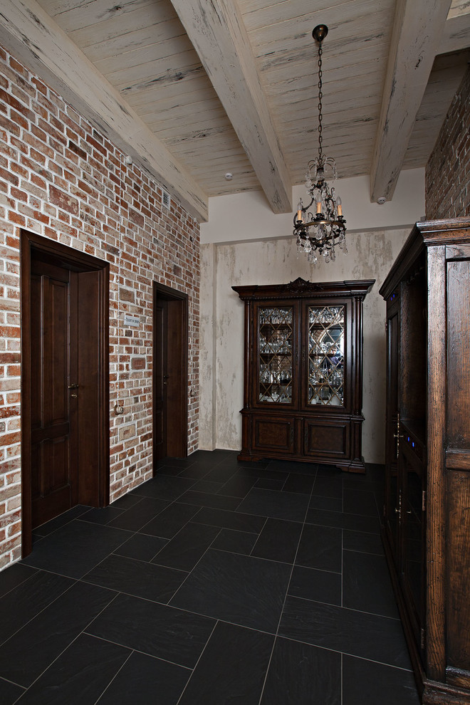 На фото: коридор среднего размера в стиле лофт с бежевыми стенами, полом из керамогранита и черным полом с