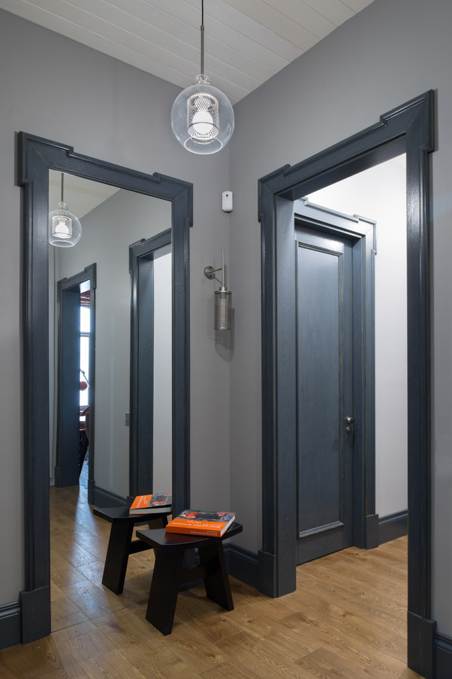Свежая идея для дизайна: коридор в стиле лофт с серыми стенами - отличное фото интерьера