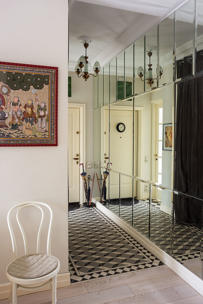 Источник вдохновения для домашнего уюта: коридор в стиле неоклассика (современная классика) с белыми стенами, светлым паркетным полом и белым полом