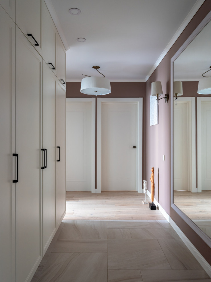 Источник вдохновения для домашнего уюта: узкий коридор среднего размера в современном стиле с разноцветными стенами, полом из керамогранита и бежевым полом