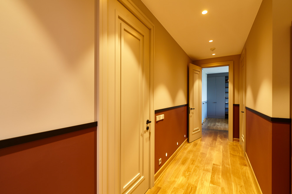Идея дизайна: узкий коридор среднего размера в современном стиле с белыми стенами, полом из ламината и бежевым полом