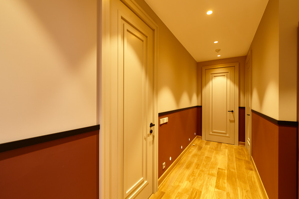 Aménagement d'un couloir contemporain de taille moyenne avec un mur blanc, sol en stratifié et un sol beige.