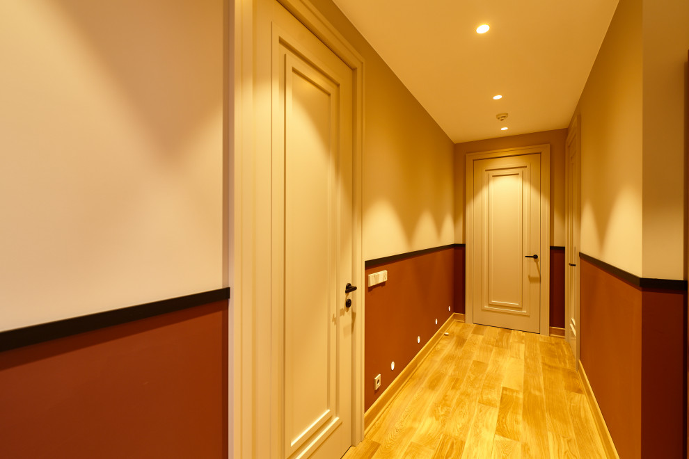 Пример оригинального дизайна: узкий коридор среднего размера в современном стиле с белыми стенами, полом из ламината и бежевым полом