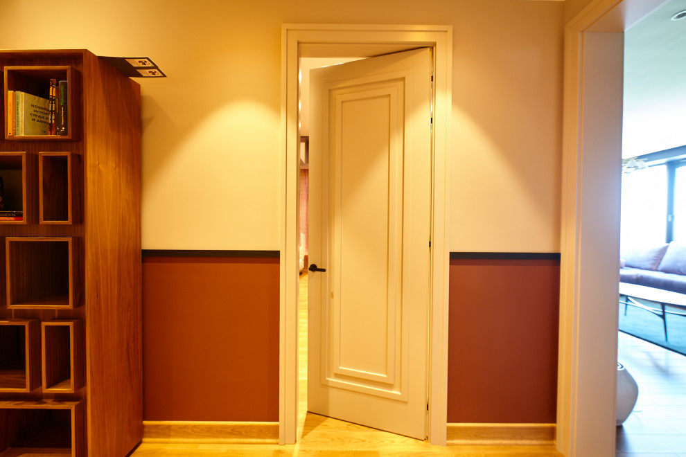 Идея дизайна: узкий коридор среднего размера в современном стиле с белыми стенами, полом из ламината и бежевым полом