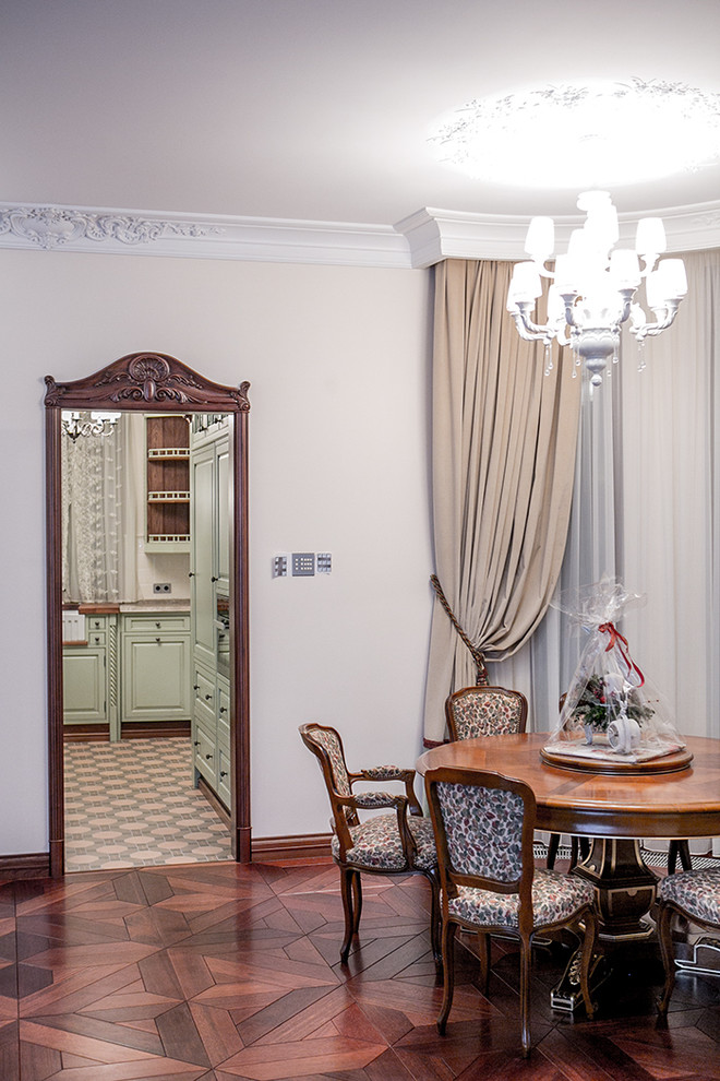 Foto di una sala da pranzo classica di medie dimensioni con pareti beige e pavimento in legno verniciato