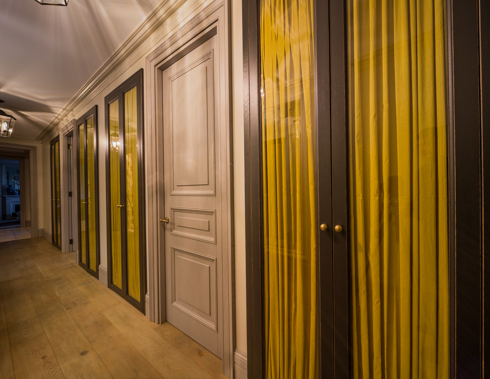 Hallway - traditional hallway idea in Moscow