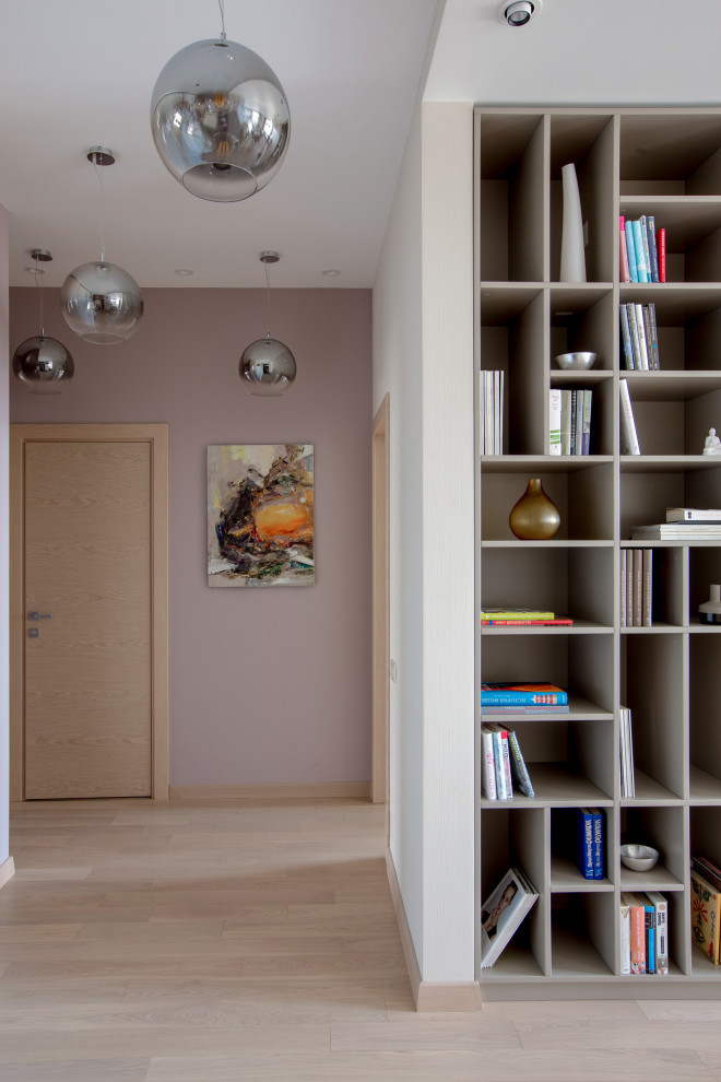 Источник вдохновения для домашнего уюта: коридор среднего размера в современном стиле с разноцветными стенами и паркетным полом среднего тона