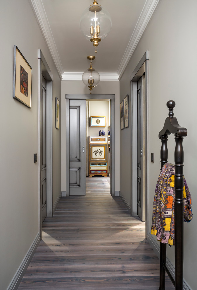 Источник вдохновения для домашнего уюта: маленький, узкий коридор в классическом стиле с серыми стенами, темным паркетным полом и серым полом для на участке и в саду