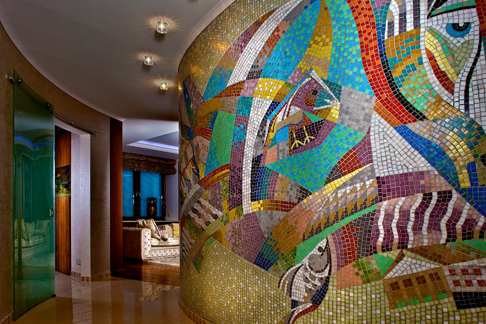 Ejemplo de recibidores y pasillos actuales con paredes multicolor y cuadros