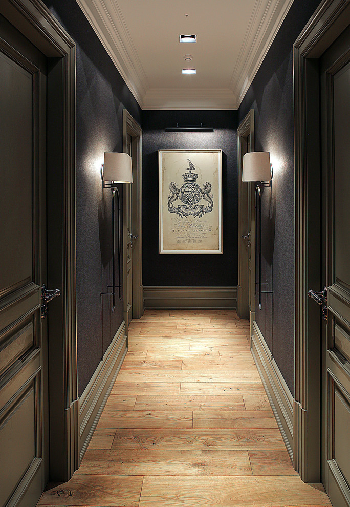 Exemple d'un couloir chic avec un mur noir et un sol en bois brun.
