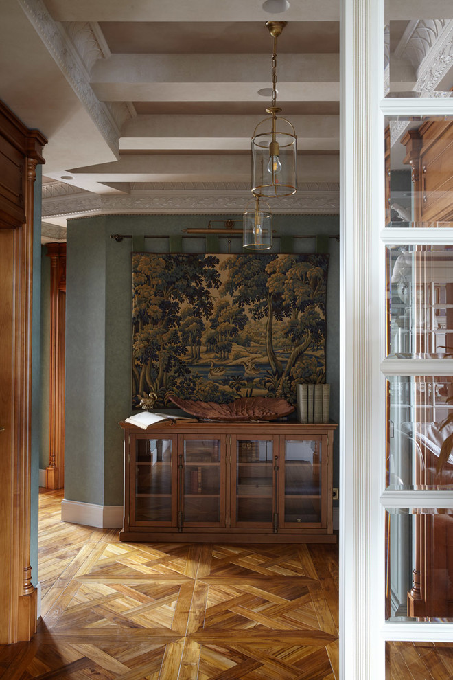 Idée de décoration pour un couloir tradition avec un sol en bois brun.