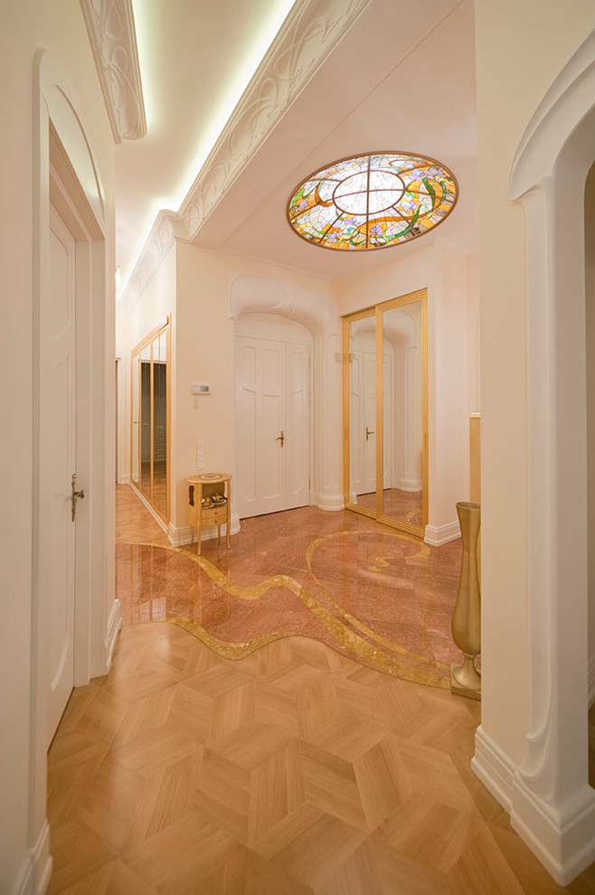 Источник вдохновения для домашнего уюта: большой коридор в классическом стиле с бежевыми стенами и мраморным полом
